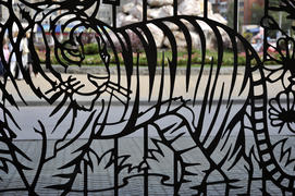 кованный тигр на воротах зоопарка