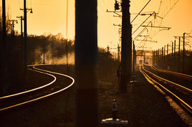 Железнодорожные пути в перспективе, на закате