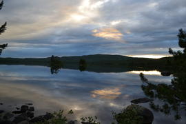 Отражение голубых облаков в озере 
