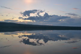 Отражение голубых облаков в озере 
