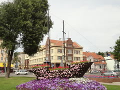 Клумба-корабль в Литовском Клайпеде