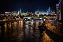 Вид на центр Москвы с моста через реку вечером, Россия