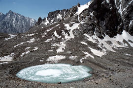 Замерзшее озеро Гаури Кунд.