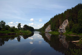 Камень Висячий на реке Чусовая.