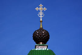 Купол с крестом Надвратного храма в честь иконы Божьей Матери Иверская.