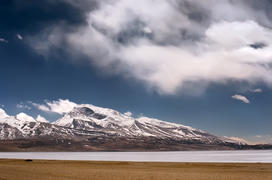 Вид на гору Гурла Мандата от замерзшего озера Рыкшас Тал.