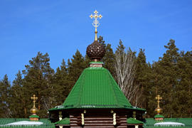 Крыша Надвратного храма в честь иконы Божьей Матери Иверская.