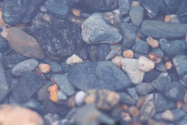 Камни в воде на озере Тургояк