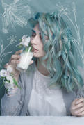 Портрет девушки с голубыми волосами 