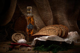 Натюрморт из хлеба и овощей с оливковым маслом