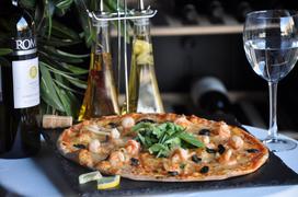 Итальянская пицца с креветками и оливками