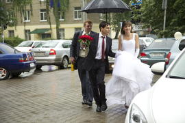 Свадебная пара под зонтом