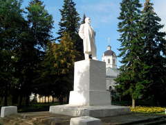     Ленин на фоне храма                           