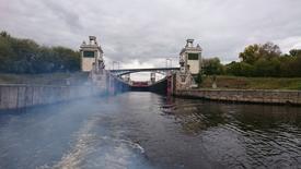 Атмосферное сочетание дыма от дизельного мотора парохода и вида на ворота шлюза канала имени Москвы
