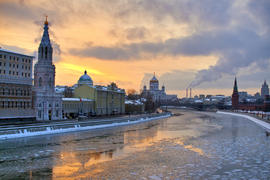 Закат на набережной Москвы