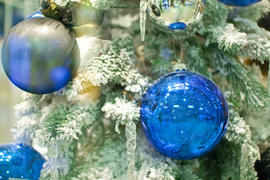 Синие шарики на елке