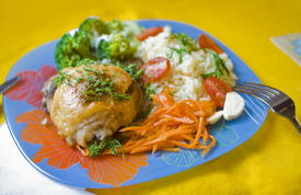 Жареная курица с рисом и овощами