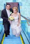 Жених и невеста на эскалаторе