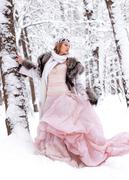 девушка в розовом в зимнем лесу