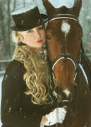 девушка с лошадкой