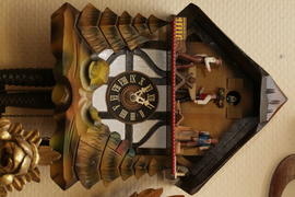 Старинные коллекционные часы с кукушкой вырезанные из дерева 