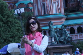 Китайские туристки на Красной площади делают селфи