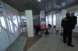 Коренной житель коми продает поделки на вокзале Лабытнанги Ямало-ненецкий  автономный округ. Город С