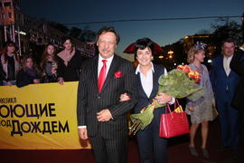Михаил Барщевский с супругой перед началом мюзикла "поющие под дождем"