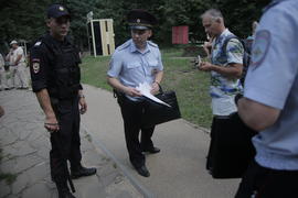 Сержант Андрей Зимин, ст.лейтенант Владимир Берсенев разбираюатся с потерпевшим.