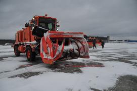 Уборка снега в аэропорту Домодедово 12