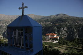 Священный католический крест в горной местности Ливана на возвышенности.  