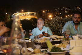 Посетители Ливанского ресторана за ужином 