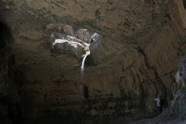 Ливан. Подземная пещера. Крупное отверстие в своде пещеры 
