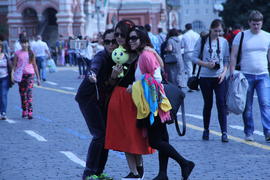 Китайские туристы на Красной площади делают селфи