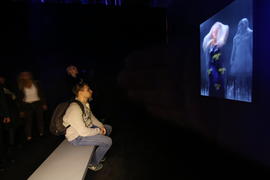 Зрители смотрят видео Билла Виолы "Три женщины" 6-ая ежегодная выставка гибридного искусства Lexus H