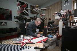 Московский скульптор Борис Орлов в своей мастерской на Нижней Масловке приходит в мастерскую рано ут
