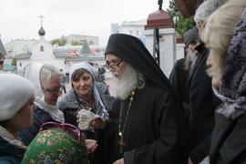 Настоятель монастыря Великомученика Никиты - игумен Никон показывает изображение Афонского на камне 