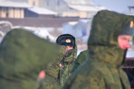 Солдаты на морозе во время лыжной гонки Лыжня России 2012. фото Сергей Шахиджанян. 12 февраля 2012. 