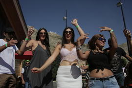 Танцующая публика на свадьбе в Ливане 