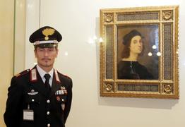 Карабинер Лука у картины Рафаэля в посольстве Италии в Москве