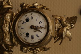 Старинные коллекционные часы украшенные скульптурами птиц 