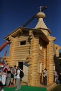 Деревянная церковь, возведенная за один день специально для фестиваля. 