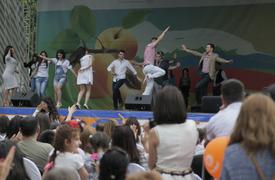 Зрители исполняют произвольные танцы . Праздник "Абрикос" в парке Музеон, 10 июля 2016 года. 