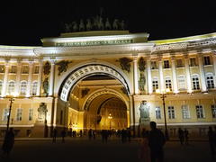 Достопримечательности Санкт-Петербурга освещенные ночной подсветкой 