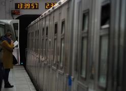 Пассажирка московского метрополитена читает книгу в ожидании поезда