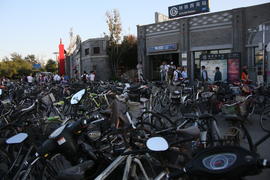 Пекин.  Велосипеды перед станцией метро.