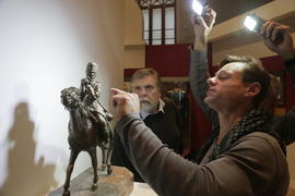 Журналисты у скульптуры "Казак, закуривающий трубку"