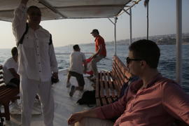 Прогулочный катер с туристами на борту. Ливан 