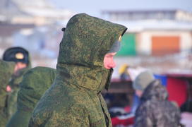 Солдаты на морозе во время лыжной гонки Лыжня России 2012. фото Сергей Шахиджанян. 12 февраля 2012. 