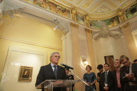 Посол Италии в России Чезаре Мария Рагальини у картины Рафаэля.